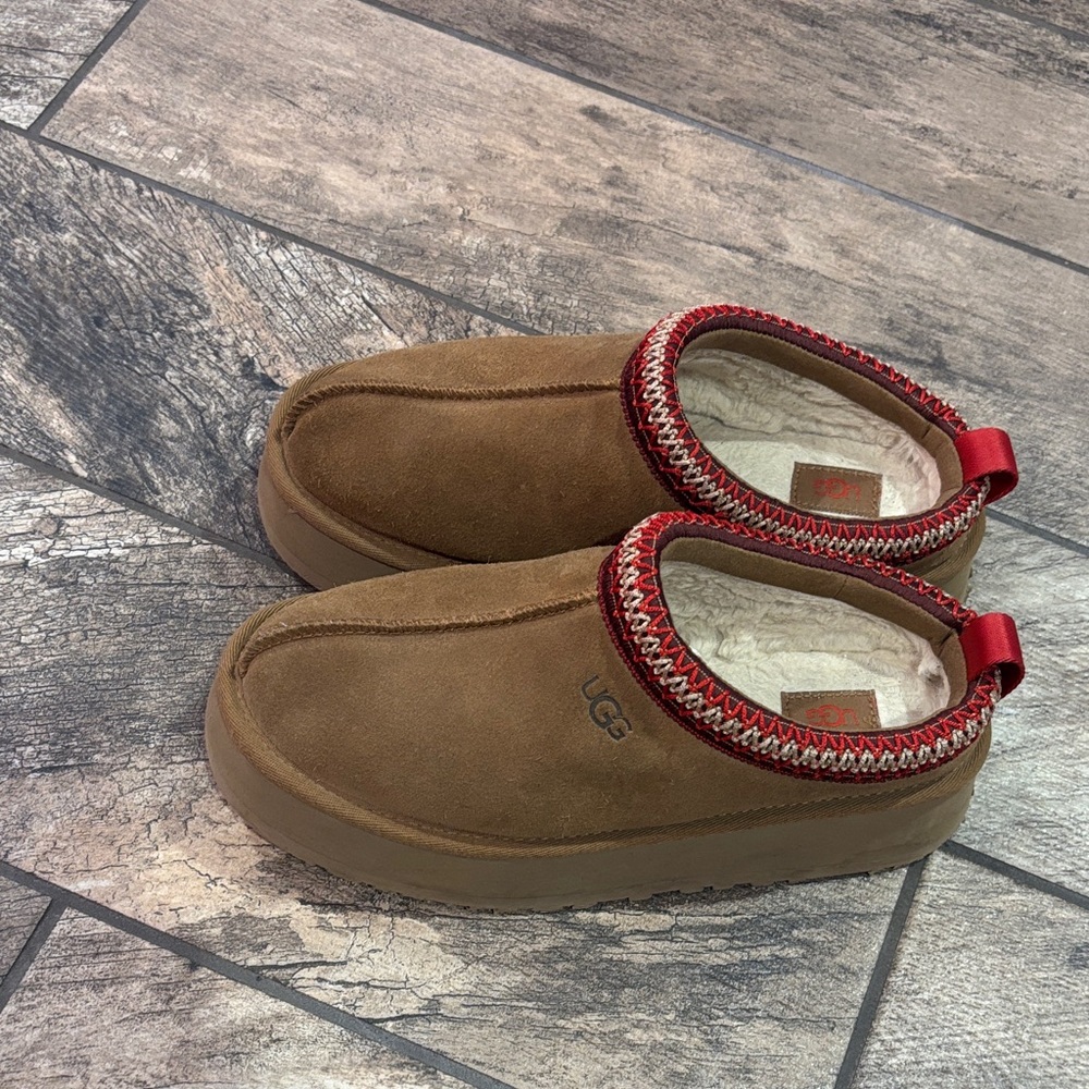 UGG Tazman platform Slippers with Red Accents